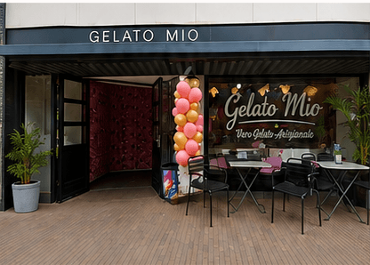 De ingang van ijssalon Gelato Mio aan de Van Weedestraat in Soest, versierd met roze en gouden ballonnen